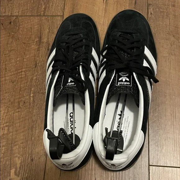 Black and white adidas men’s size 11